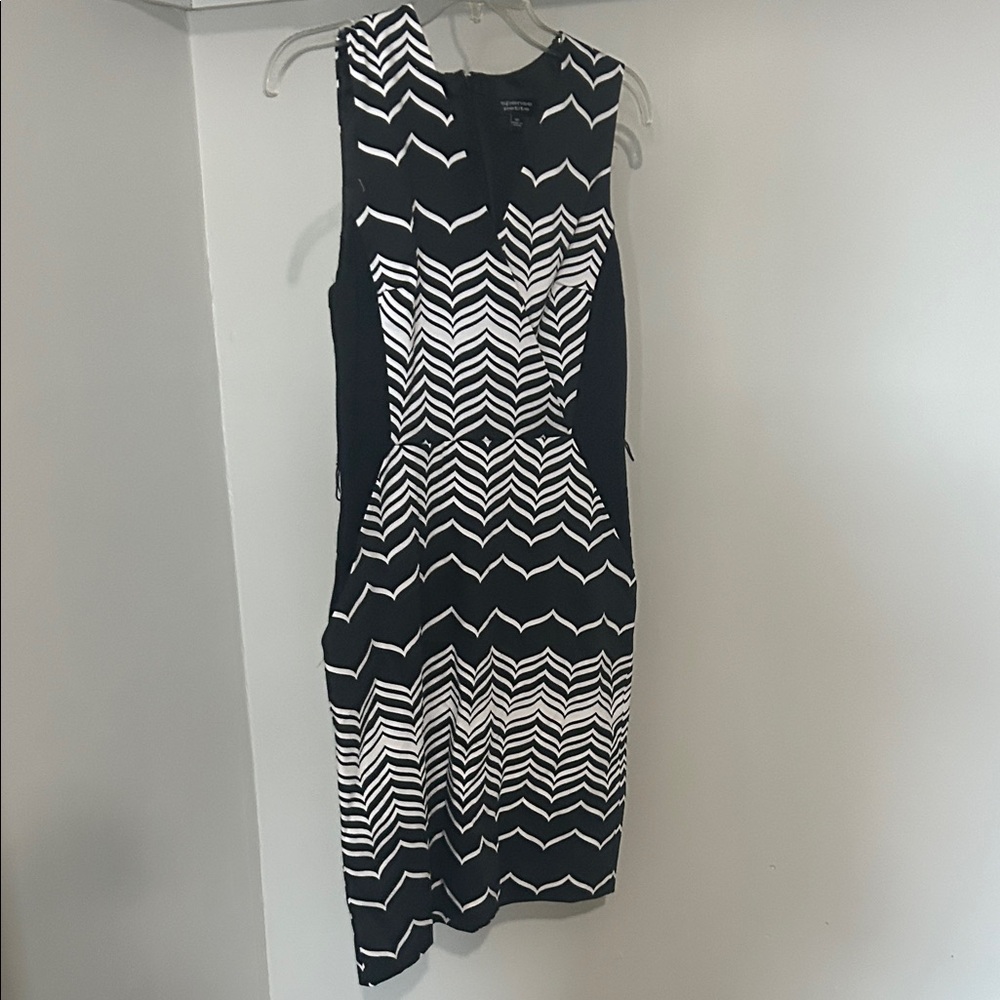 Black & White Chevron Midi Dress - Sleek Sleeveless Style